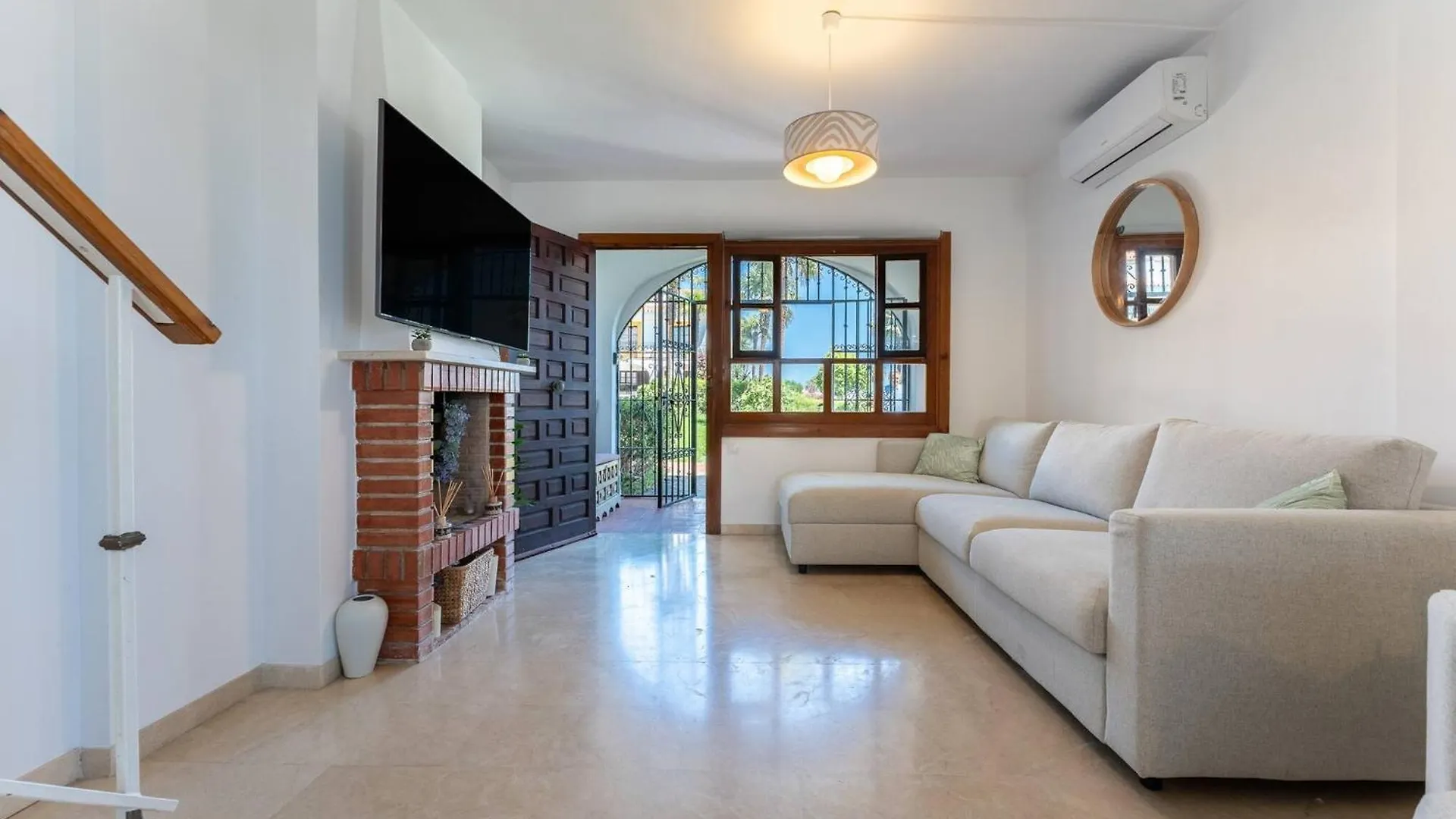 Feriehus Few Minutes Walk To The Beach, Restaurants, Bars, Supermarkets And More! Sitio de Calahonda Spanien