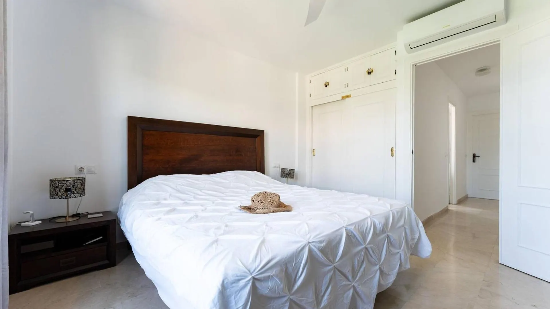 Few Minutes Walk To The Beach, Restaurants, Bars, Supermarkets And More! Sitio de Calahonda 0*,