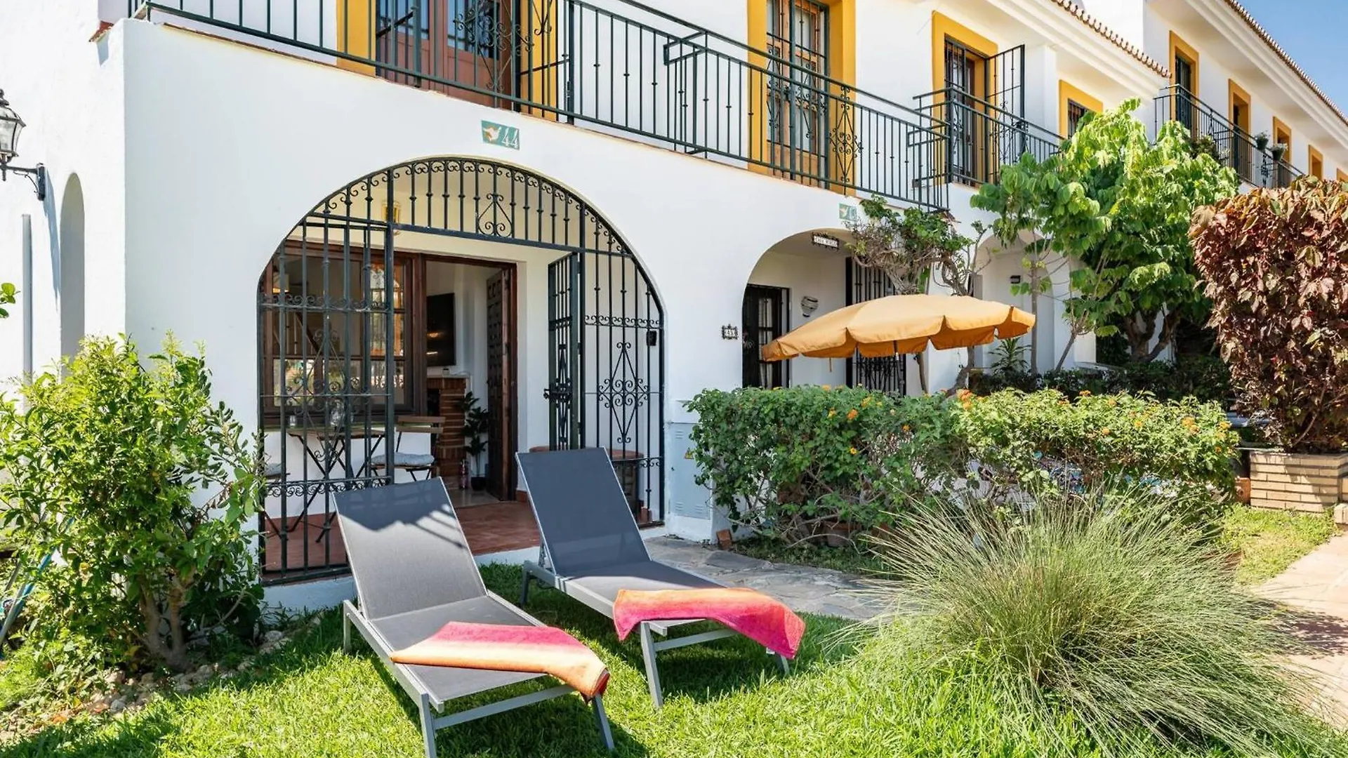 Few Minutes Walk To The Beach, Restaurants, Bars, Supermarkets And More! Sitio de Calahonda 0*,  Spanien