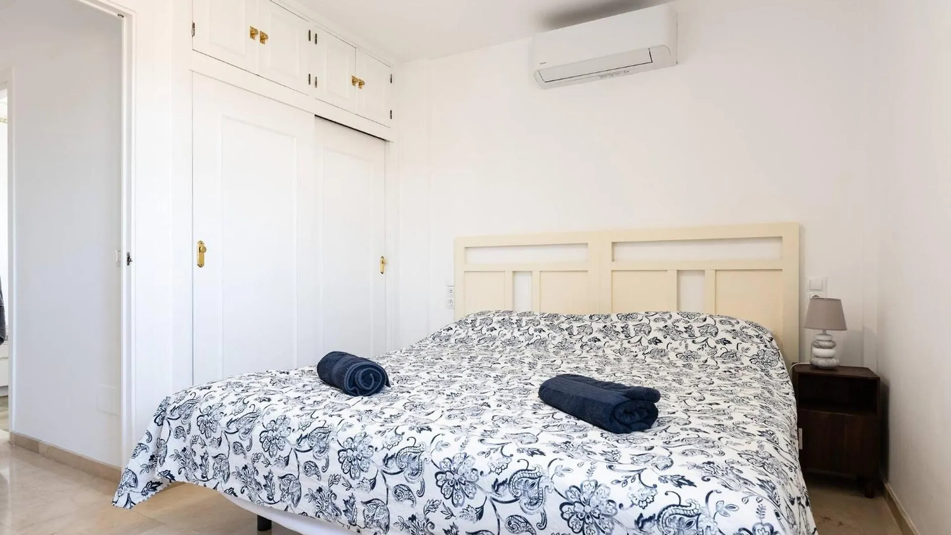 Feriehus Few Minutes Walk To The Beach, Restaurants, Bars, Supermarkets And More! Sitio de Calahonda